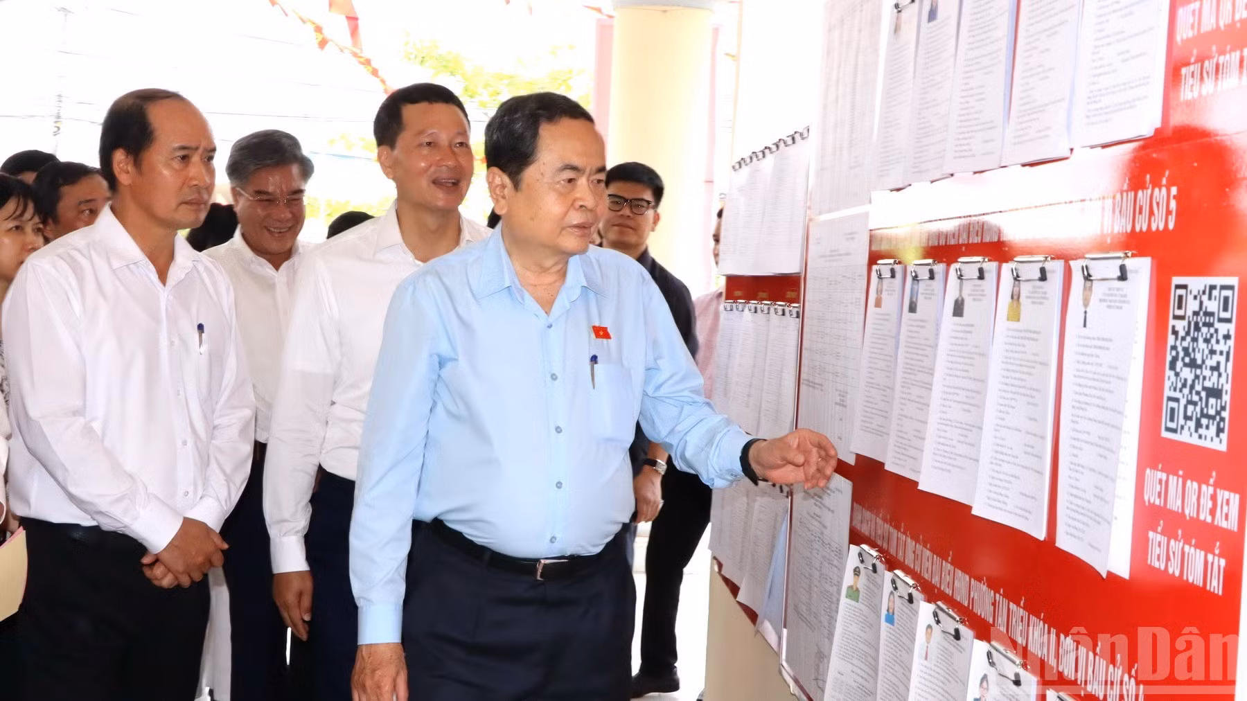 Chủ tịch Quốc hội Trần Thanh Mẫn kiểm tra công tác bầu cử tại phường Tân Triều.