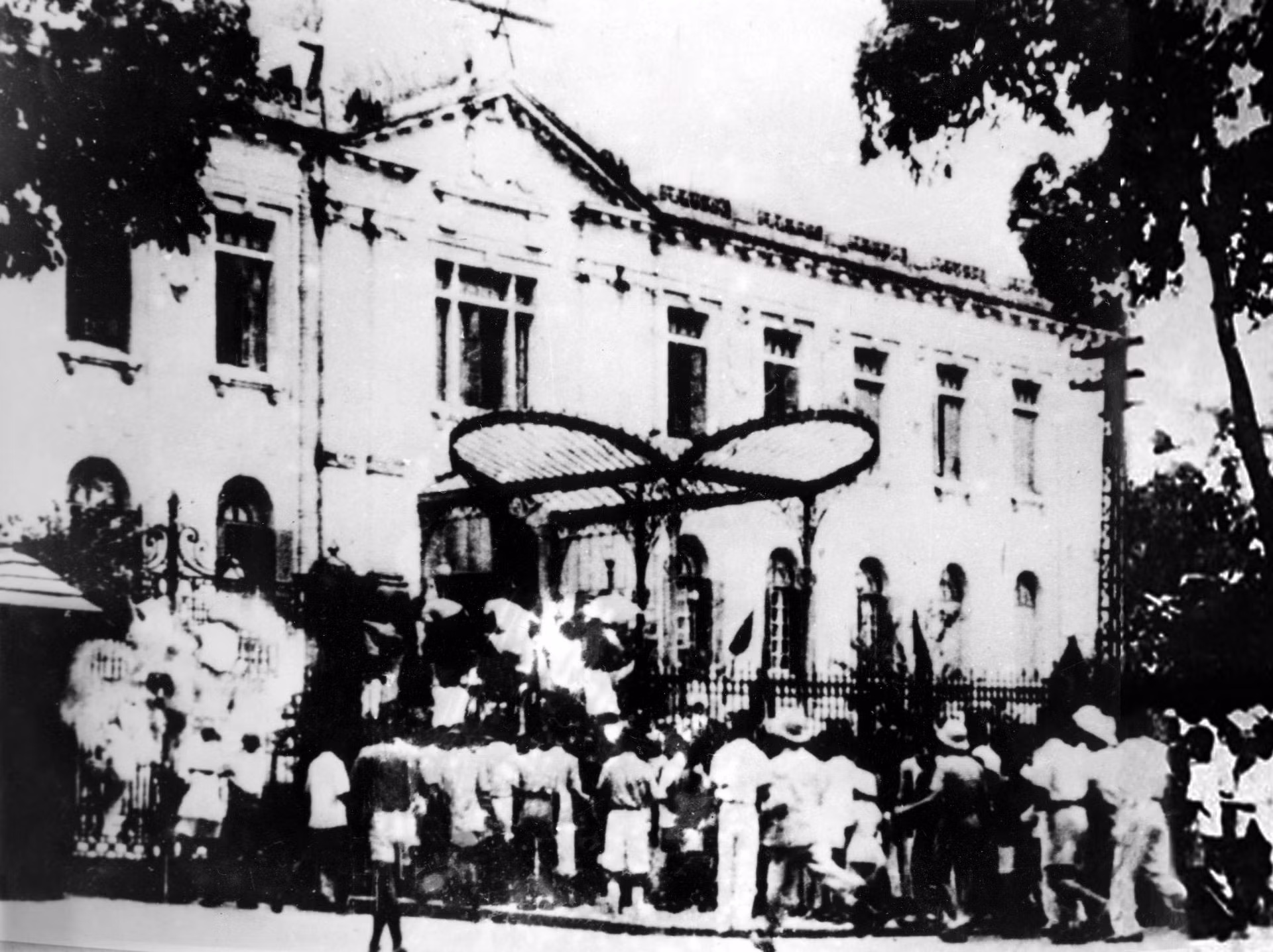 Ngày 19/8/1945, sau cuộc mít tinh tại Quảng trường Nhà hát Lớn, quần chúng nhân dân Thủ đô đã đánh chiếm Bắc Bộ phủ, cơ quan đầu não của chính quyền tay sai Pháp ở Bắc Bộ. (Nguồn: Tư liệu TTXVN)