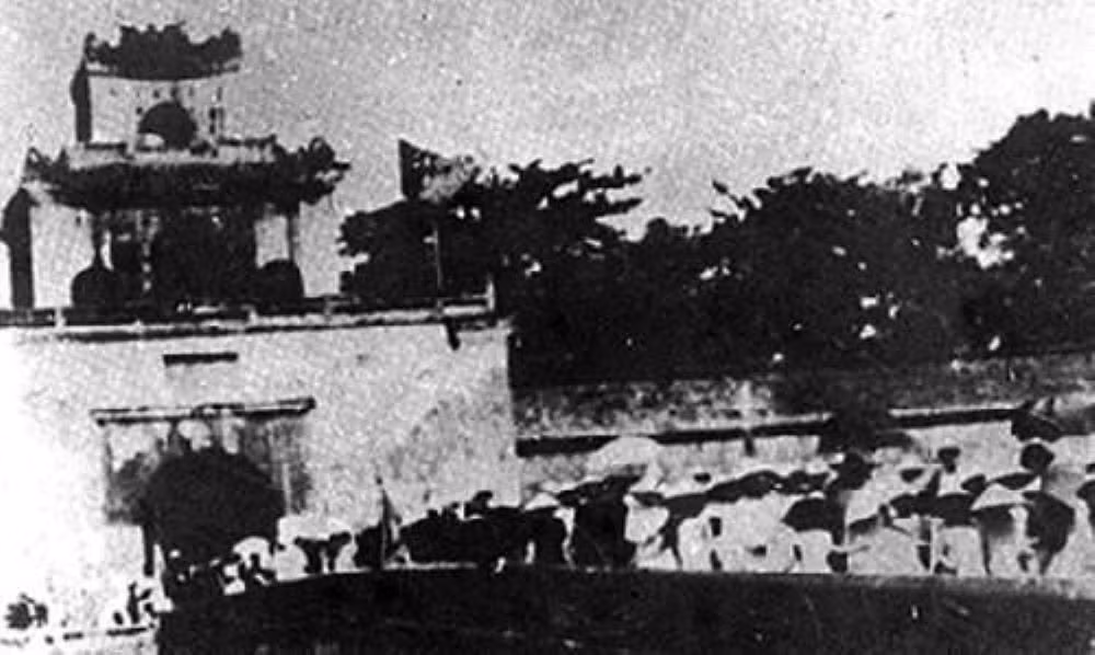 Nhân dân Thừa Thiên-Huế tham gia giành chính quyền và kéo vào cửa Thượng Tứ ngày 23/8/1945, ngày cách mạng thắng lợi tại Huế. (Ảnh: Tư liệu TTXVN)