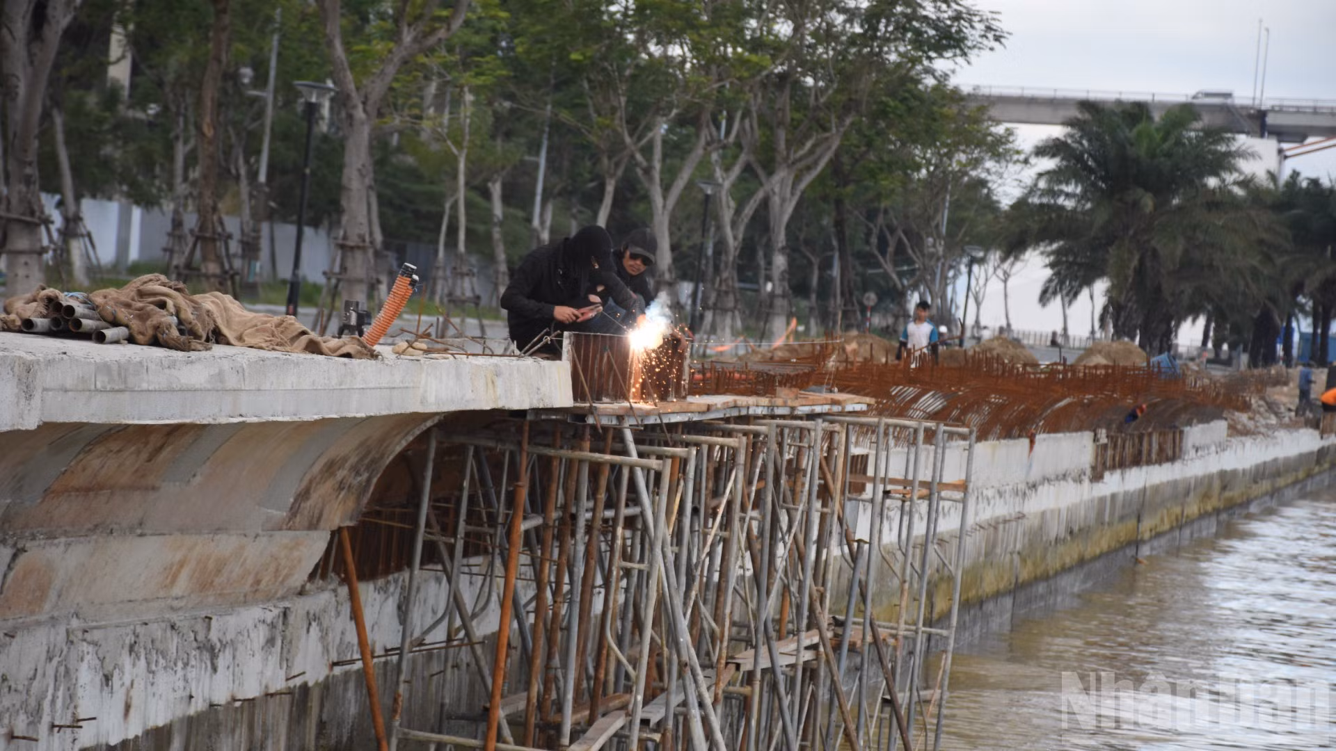 Toàn bộ tường chắn sóng được thi công để giảm sóng tràn qua đỉnh kè. (Ảnh: ANH ĐÀO)