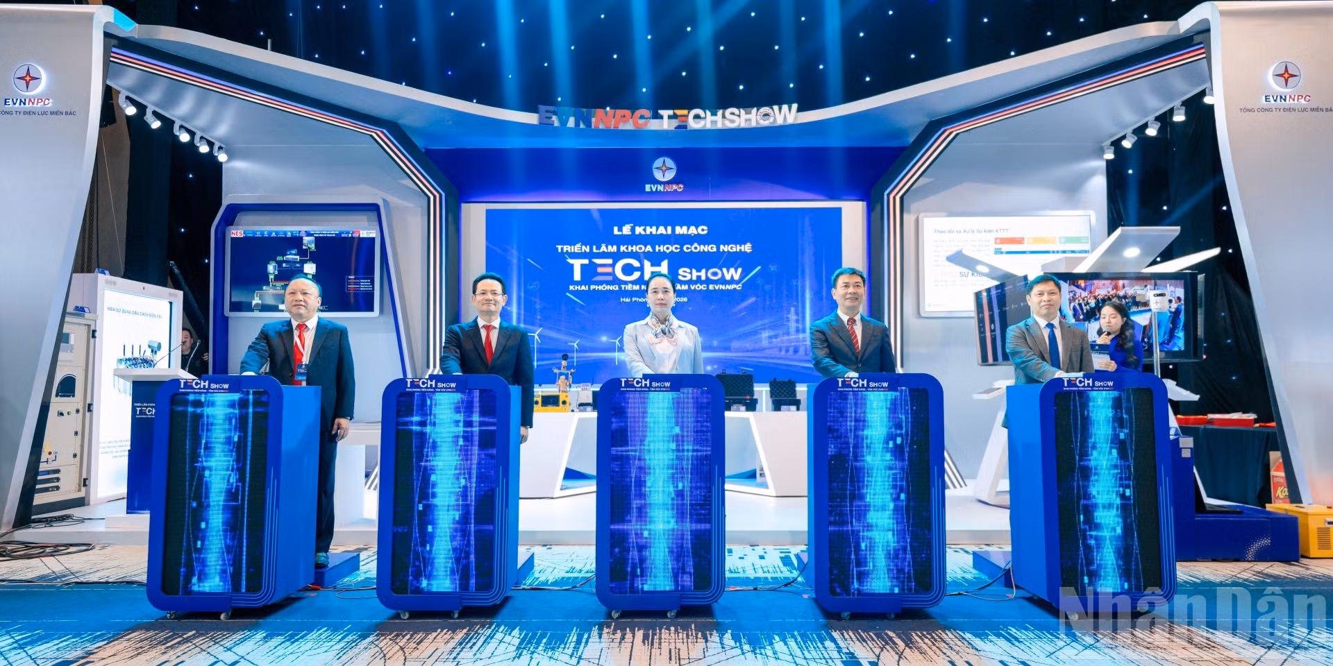 Các đại biểu EVNNPC kích hoạt để khai phóng tiềm năng - Tầm vóc EVNNPC trong lễ Khai mạc Triển lãm khoa học công nghệ EVNNPC. (Ảnh: AN NGUYÊN)