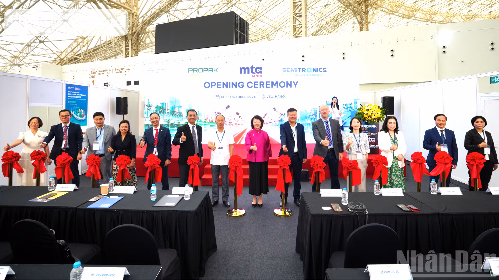 Các đại biểu thực hiện nghi thức cắt băng khai mạc ba triển lãm quốc tế ProPak Hanoi 2026, MTA Hanoi 2026 và SemiTronics Vietnam 2026 tại Trung tâm Triển lãm Việt Nam (VEC), Đông Anh, Hà Nội, ngày 13/10. (Ảnh: AN NGUYÊN)