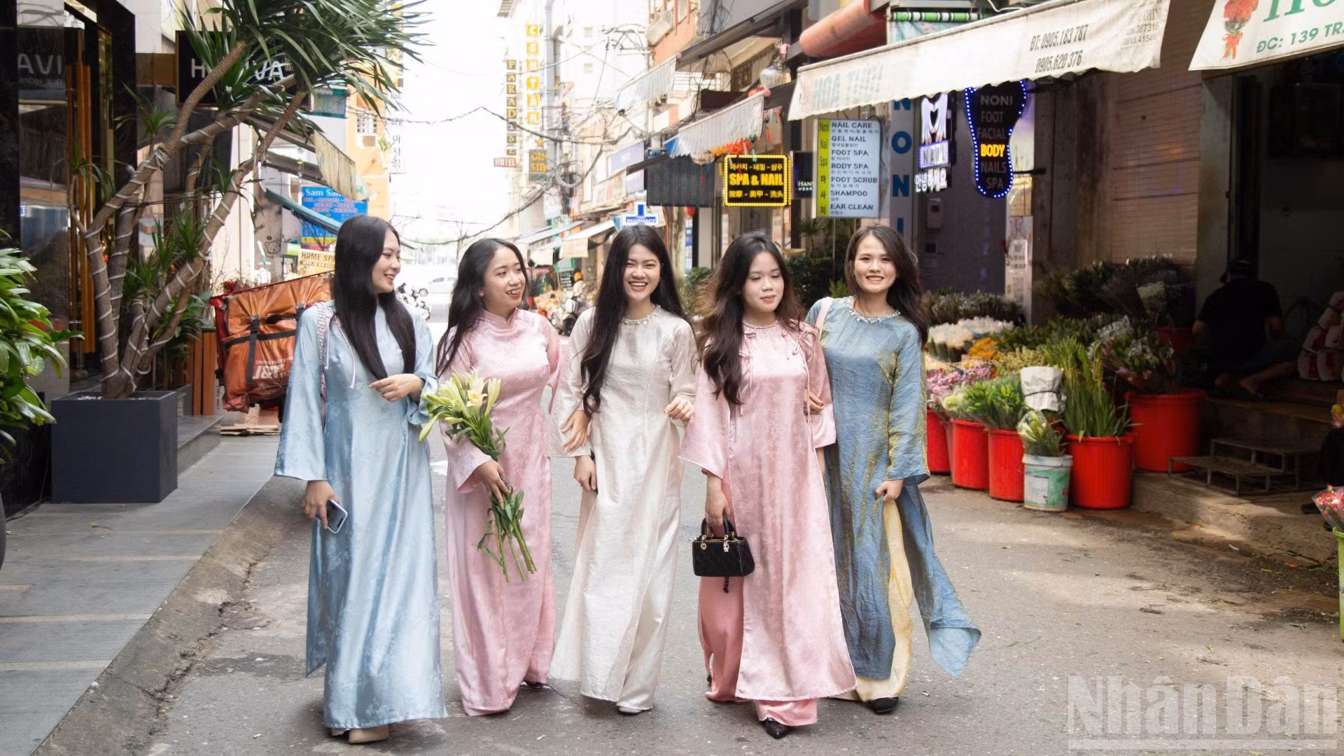 Hình ảnh các bạn trẻ trong tà áo dài như những nét đặc trưng điểm tô cho không gian Đà Nẵng thêm phần rạng rỡ trước thềm Tết Nguyên đán Bính Ngọ năm 2026.