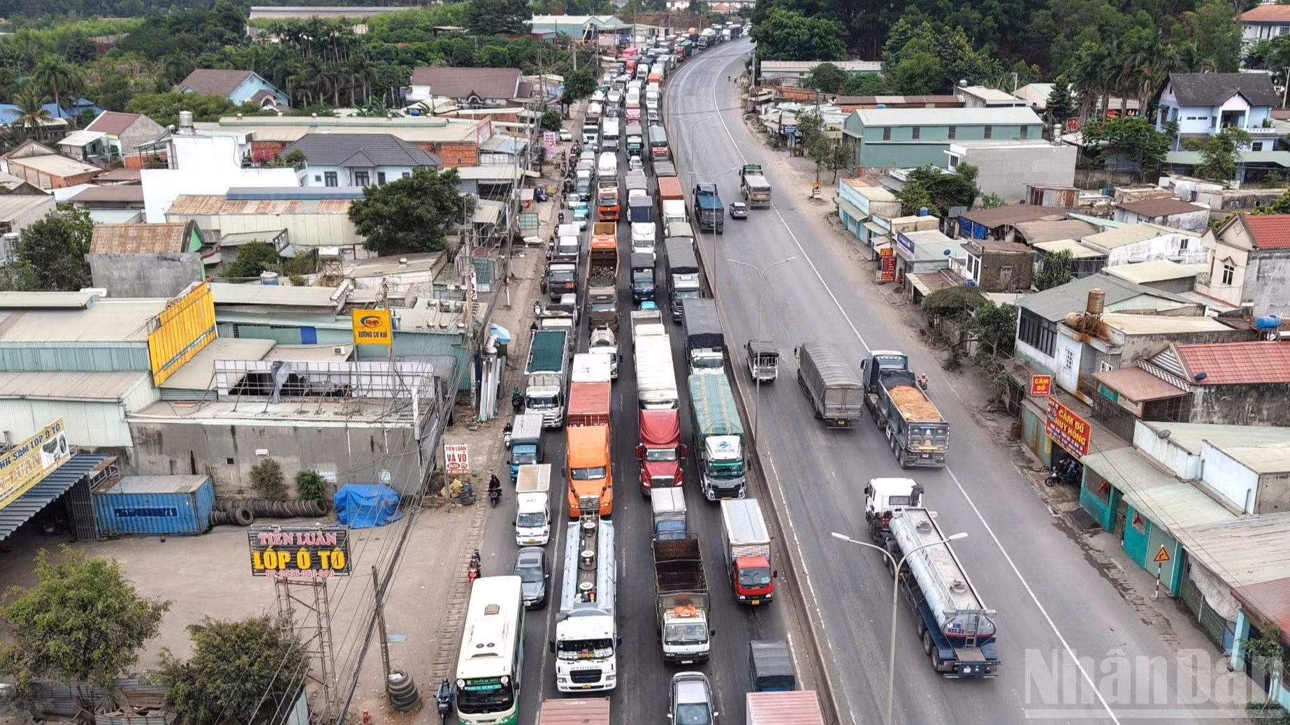 Kẹt xe kéo dài nhiều kilomet trên Quốc lộ 51, đoạn qua địa bàn tỉnh Đồng Nai.