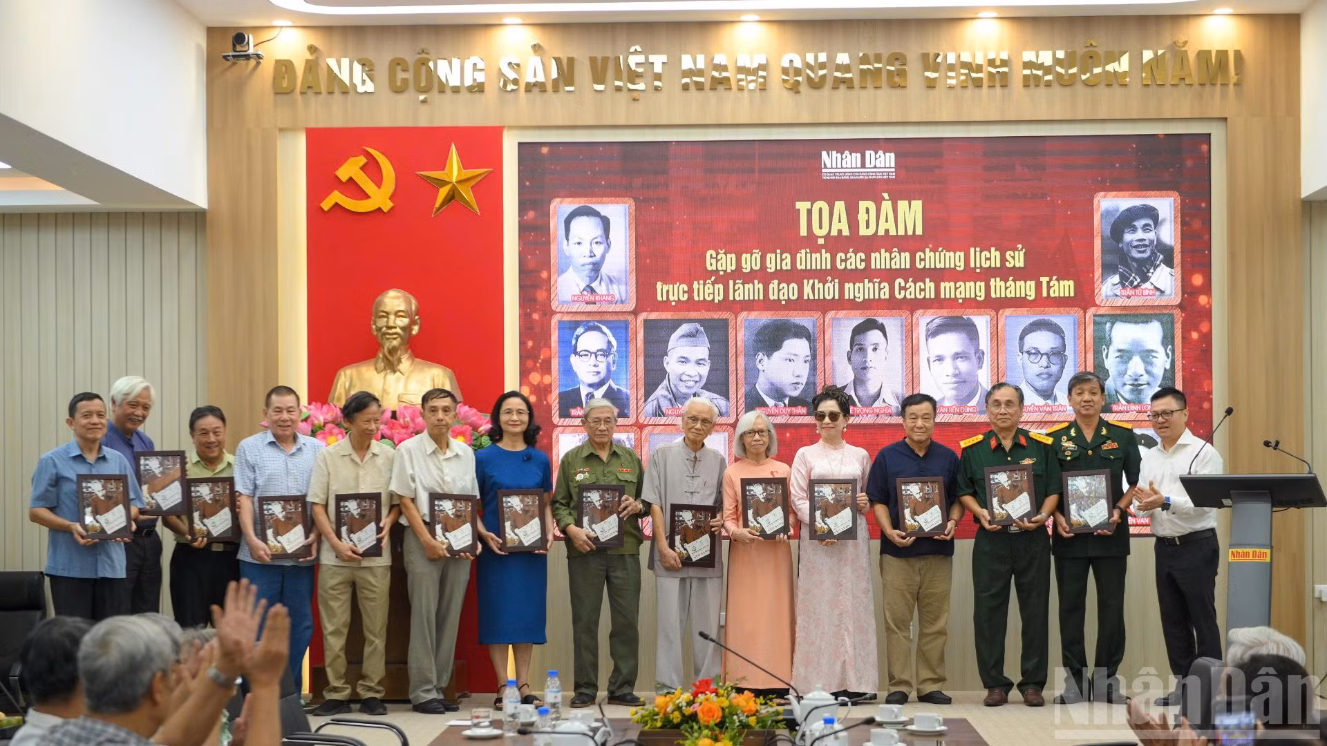 Tổng Biên tập Báo Nhân Dân Lê Quốc Minh trao những món quà tri ân tới các gia đình nhân chứng lịch sử. (Ảnh: THẾ ĐẠI)