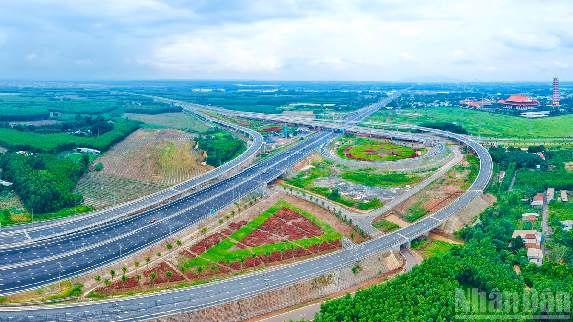 Các trục đường kết nối trực tiếp sân bay Long Thành đang gấp rút hoàn thành.