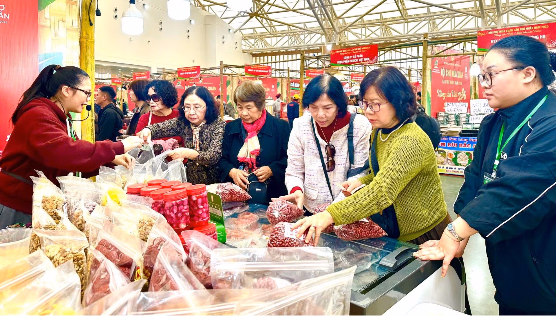 Hội chợ Mùa Xuân 2026: Đặc sản vùng miền hút khách, sức mua Tết sôi động.