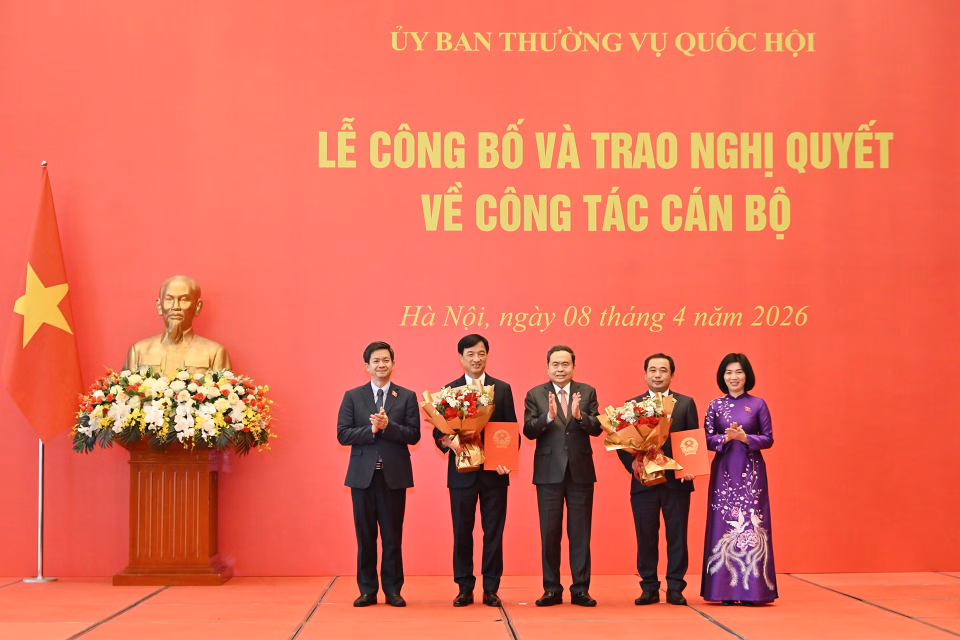 Chủ tịch Quốc hội Trần Thanh Mẫn trao Nghị quyết về chuyển sinh hoạt Đoàn Đại biểu Quốc hội đối với Ủy viên Bộ Chính trị, Bí thư Trung ương Đảng, Trưởng Ban Tổ chức Trung ương Nguyễn Duy Ngọc và Ủy viên Bộ Chính trị, Bí thư Thành ủy Hà Nội Trần Đức Thắng. (Ảnh: THỦY NGUYÊN)