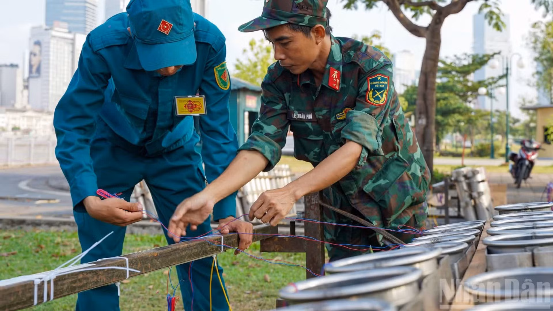 [Ảnh] Trận địa pháo hoa trước giờ bừng sáng đêm 30/4 tại Thành phố Hồ Chí Minh