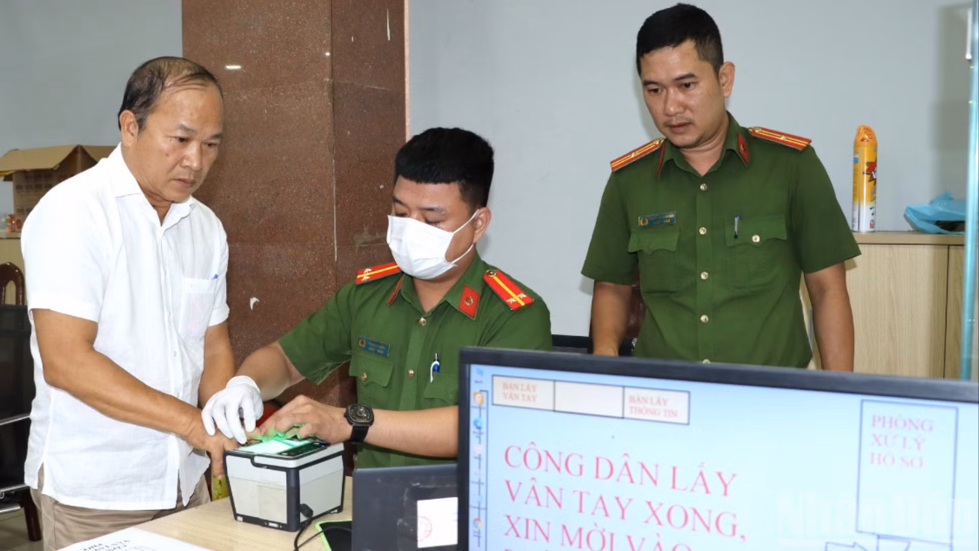 Cán bộ Công an tỉnh Đồng Nai làm căn cước công dân cho người dân tại Trung tâm phục vụ hành chính công tỉnh Đồng Nai.