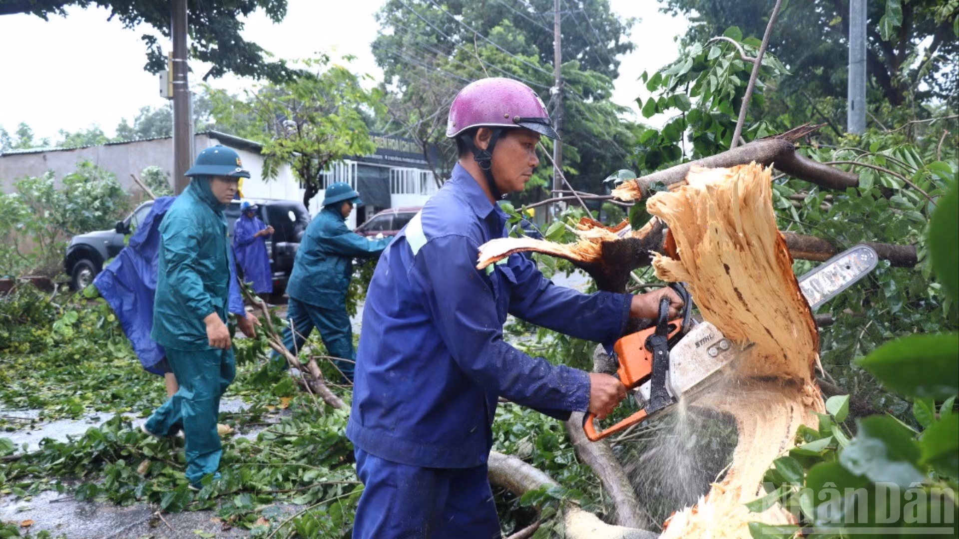 Lực lượng chức năng tỉnh Đồng Nai tập trung khắc phục hậu quả do trận mưa lớn kèm gió giật mạnh gây ra.