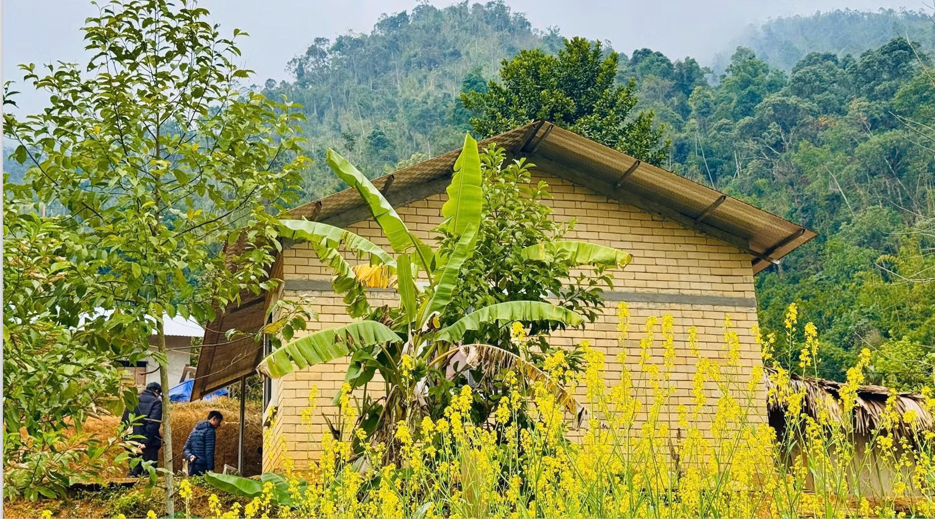 Gạch đất không nung, lời giải xanh cho bài toán nhà ở vùng cao.