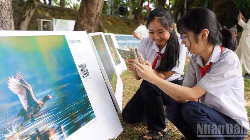 Các bạn học sinh thích thú khi được trực tiếp trải nghiệm “Trạm Nghe chim kể chuyện” ứng dụng trí tuệ nhân tạo (AI).