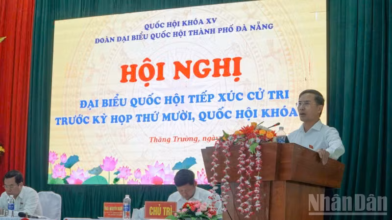 Chủ tịch Ủy ban nhân dân thành phố Đà Nẵng Phạm Đức Ấn phát biểu tại hội nghị tiếp xúc cử tri.