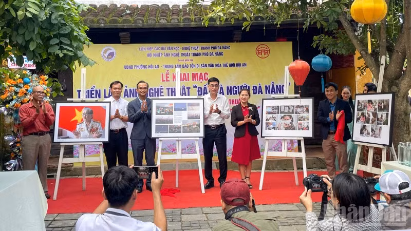 Các đại biểu khai mạc Triển lãm ảnh nghệ thuật “Đất và Người Đà Nẵng”.