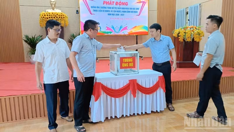 Lãnh đạo xã Sơn Cẩm Hà, thành phố Đà Nẵng, tham gia ủng hộ tại buổi phát động.
