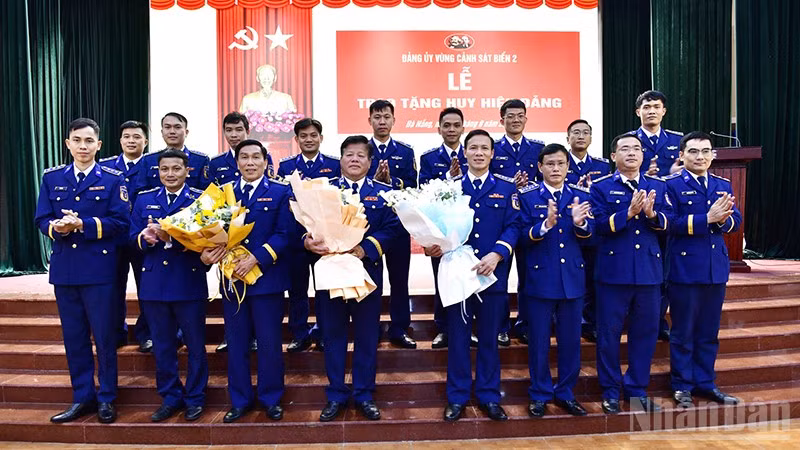 Đảng viên các tổ chức đảng trực thuộc Đảng bộ Vùng Cảnh sát biển 2 chụp ảnh lưu niệm tại buổi lễ. (Ảnh: Vùng Cảnh sát biển 2)
