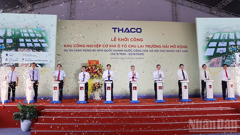 Các đại biểu bấm nút khởi công.
