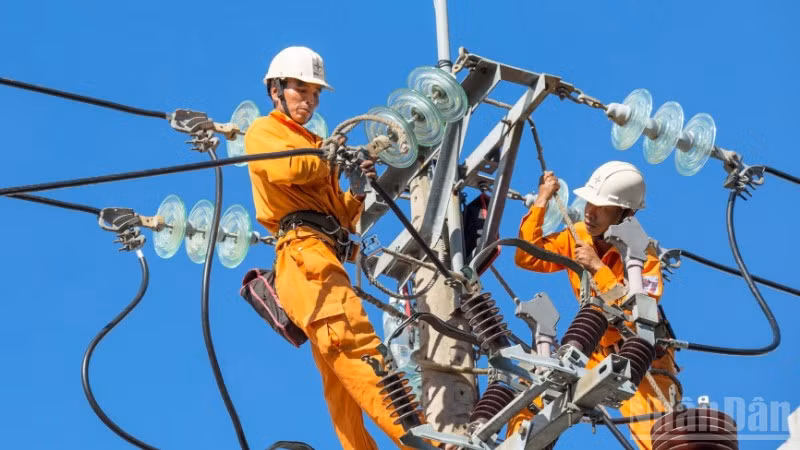 EVNCPC đã khẩn trương triển khai đồng bộ nhiều giải pháp nhằm bảo đảm cung cấp điện an toàn, ổn định, tin cậy trên địa bàn các tỉnh, thành phố khu vực miền trung.