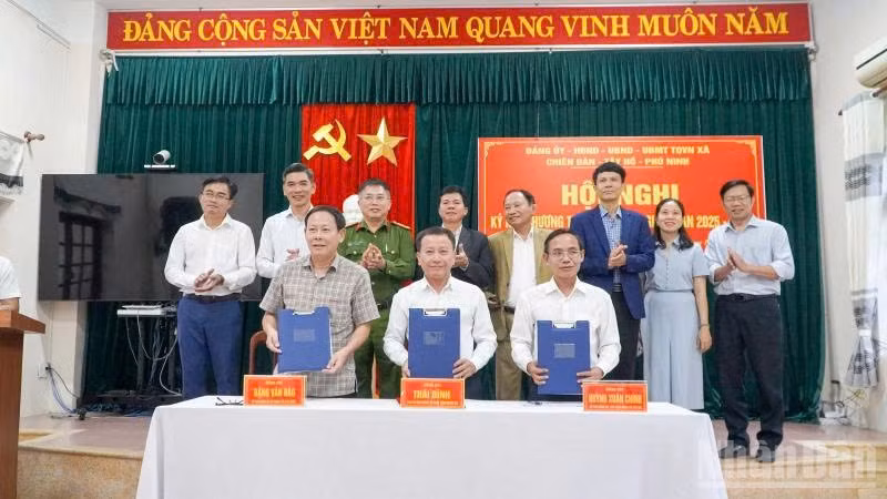 Ba xã Chiên Đàn, Tây Hồ và Phú Ninh ký kết phối hợp, hợp tác phát triển trên các lĩnh vực.
