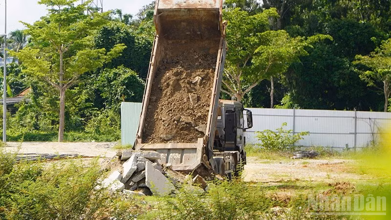 Chất thải xây dựng từ công trình Dự án Tuyến thoát nước ngầm đường Trưng Nữ Vương được vận chuyển về đổ tại khu vực góc đường Hồ Nghinh và Bạch Đằng. (Ảnh: QUÂN VẠN)
