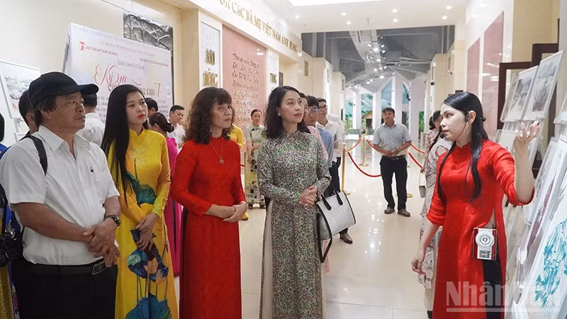 Các đại biểu tham quan tại triển lãm ký họa “Ký ức chiến trường Khu V”.
