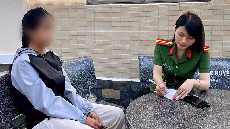 Công an phường Hương Trà làm việc với nạn nhân.
