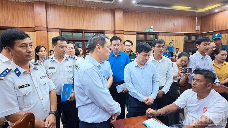 Lãnh đạo thành phố Đà Nẵng thăm hỏi, động viên thuyền viên tàu cá QNa 90859 TS bị nạn trên biển được cứu hộ an toàn trở về địa phương. (Ảnh: Cảnh sát biển)