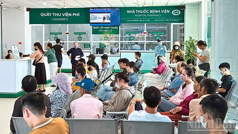 Thẻ bảo hiểm y tế thực sự là "phao cứu sinh" giúp giảm gánh nặng tài chính rất lớn cho người bệnh, đặc biệt là những người thường xuyên phải thăm khám.