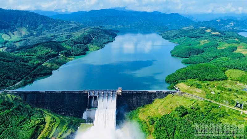Đập chính Nhà máy Thủy điện Sông Tranh 2 nhìn từ trên cao. (Ảnh: THANH THIÊN)