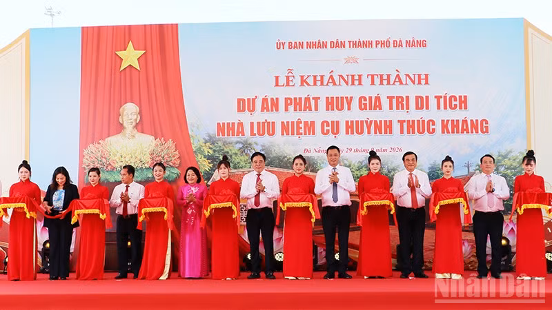 Lãnh đạo thành phố Đà Nẵng cắt băng khánh thành Khu Phát huy giá trị di tích Nhà lưu niệm Cụ Huỳnh Thúc Kháng. (Ảnh: QV)