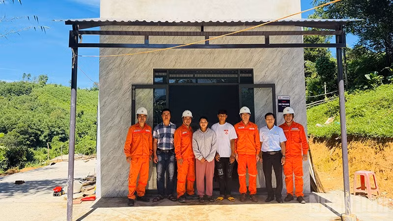 Xã Trà Tân phối hợp Công ty Thủy điện Sông Tranh, Tổng công ty Phát điện 1 tổ chức bàn giao nhà tình nghĩa cho các hộ nghèo trên địa bàn. (Ảnh: ĐT)