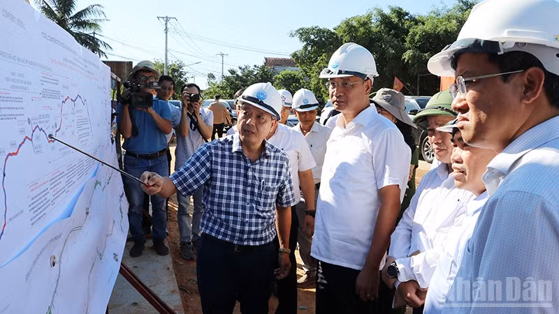 Bí thư Thành ủy Đà Nẵng Lê Ngọc Quang nghe đại diện Ban Quản lý dự án đầu tư xây dựng các công trình giao thông và nông nghiệp thành phố Đà Nẵng báo cáo tình hình triển khai dự án.