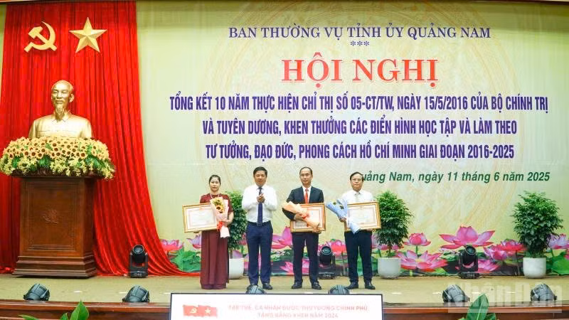 Bí thư Tỉnh ủy Quảng Nam Lương Nguyễn Minh Triết trao bằng khen của Thủ tướng Chính phủ tặng tập thể, cá nhân điển hình, tiêu biểu trong học tập và làm theo tư tưởng, đạo đức, phong cách Hồ Chí Minh giai đoạn 2016-2025.