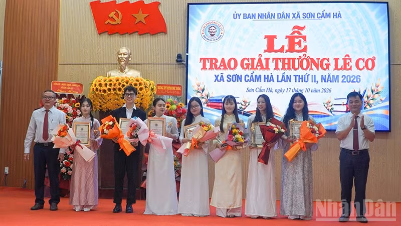 Các cá nhân có thành tích xuất sắc trong học tập được nhận Giải thưởng Lê Cơ xã Sơn Cẩm Hà lần thứ 2 năm 2026. (Ảnh: QUÂN VẠN)