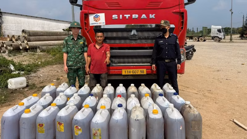 Tang vật khoảng 880 lít dầu diesel bị thu giữ. (Ảnh: Bộ đội Biên phòng thành phố Đà Nẵng).
