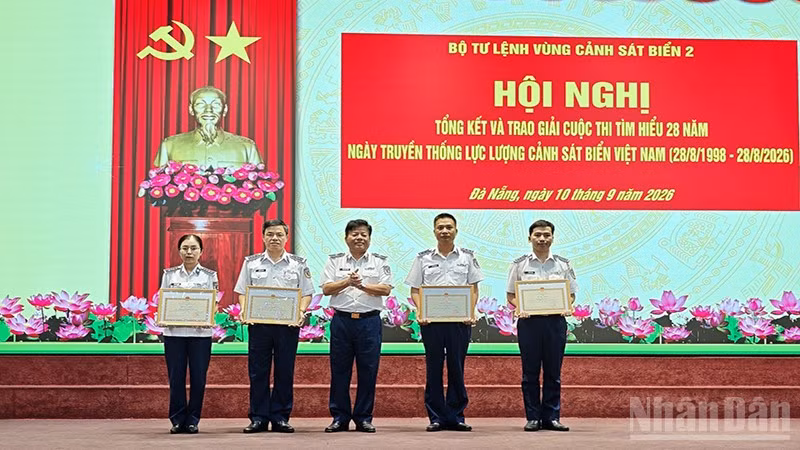 Thủ trưởng Vùng Cảnh sát biển 2 trao giải cho các tập thể, cá nhân trong cuộc thi tìm hiểu 28 năm ngày truyền thống Lực lượng Cảnh sát biển Việt Nam. (Ảnh: CẢNH SÁT BIỂN)