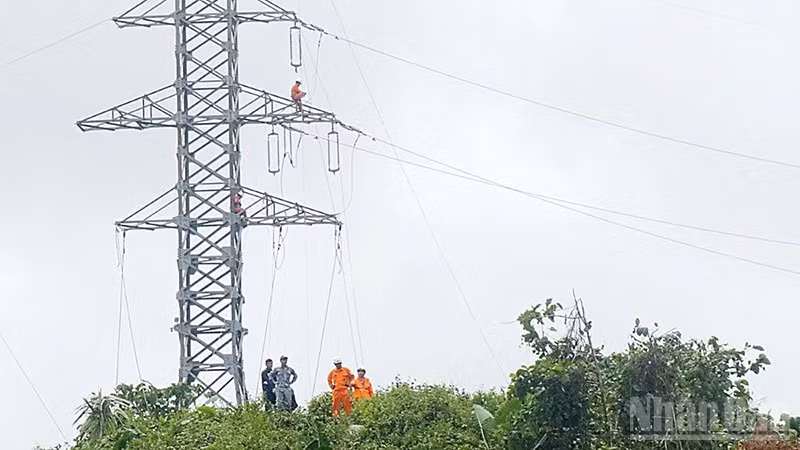EVNCPC đã khôi phục điện cho gần 99% khách hàng miền trung sau lũ.