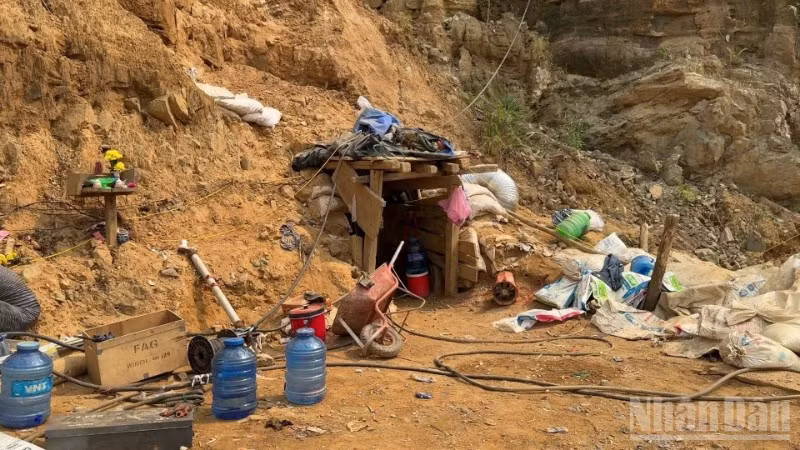 Tình trạng khai thác vàng trái phép diễn ra rầm rộ ở Hố Nước, thôn 5, xã Thạnh Bình, thành phố Đà Nẵng.