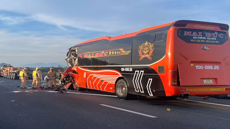 Tai nạn giao thông nghiêm trọng trên cao tốc Đà Nẵng-Quảng Ngãi khiến 2 người tử vong và 7 người bị thương.