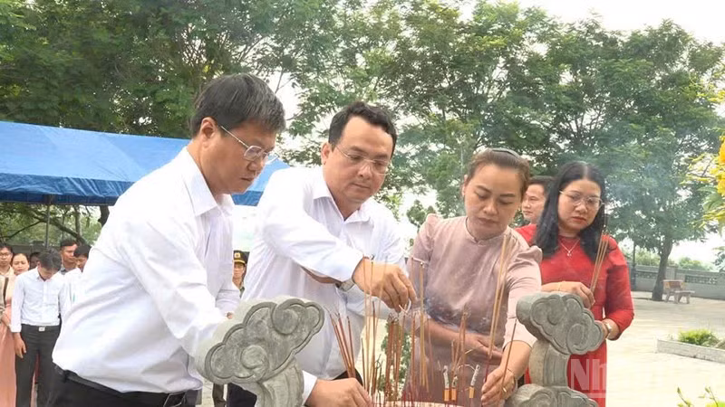 Lãnh đạo xã Thạnh Bình dâng hương viếng mộ Cụ Huỳnh Thúc Kháng tại phường Trương Quang Trọng, tỉnh Quảng Ngãi. (Ảnh: TB)