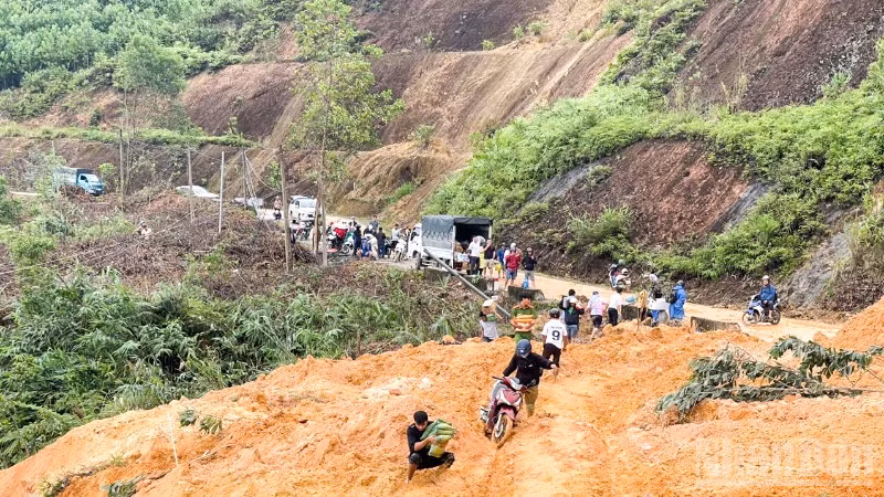 Xã Trà Tân cử 4 tổ công tác cõng lương thực vào 4 thôn trên địa bàn bị cô lập do sạt lở núi, mưa lớn kéo dài.