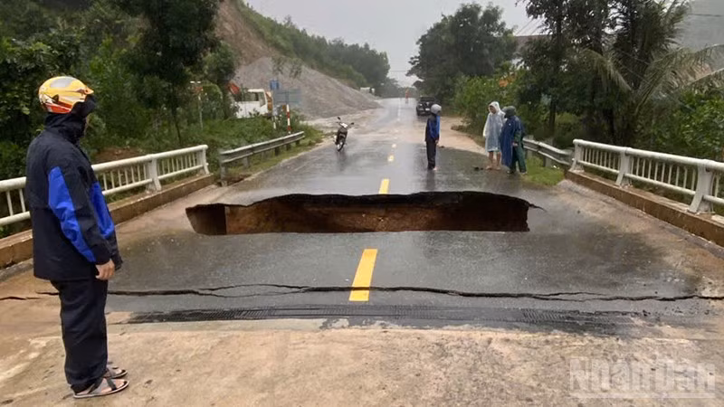 Hiện trường vụ sạt lở mố cầu Ca Da ở xã Trà Tân, thành phố Đà Nẵng.