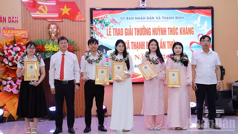 Lãnh đạo xã Thạnh Bình trao Giải thưởng Huỳnh Thúc Kháng cho các cá nhân. (Ảnh: QV)