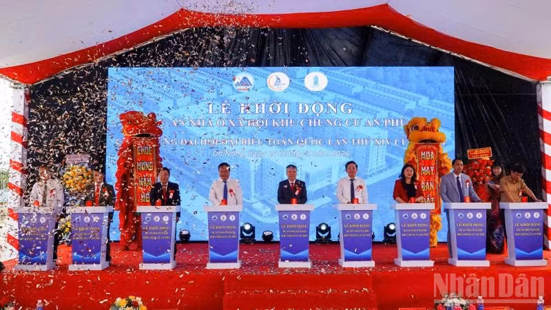 Các đại biểu ấn nút khởi động Dự án Nhà ở xã hội Khu chung cư An Phú.