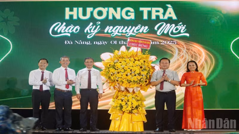 Lãnh đạo Hội đồng nhân dân thành phố Đà Nẵng tặng lẵng hoa chúc mừng Đảng bộ, chính quyền và nhân dân phường Hương Trà.