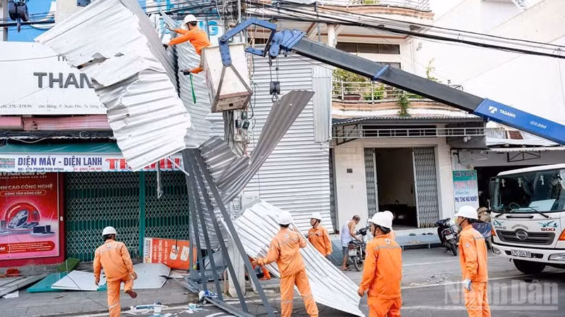 EVNCPC đã cấp điện trở lại cho hơn 1,12 triệu khách hàng sau bão số 13.