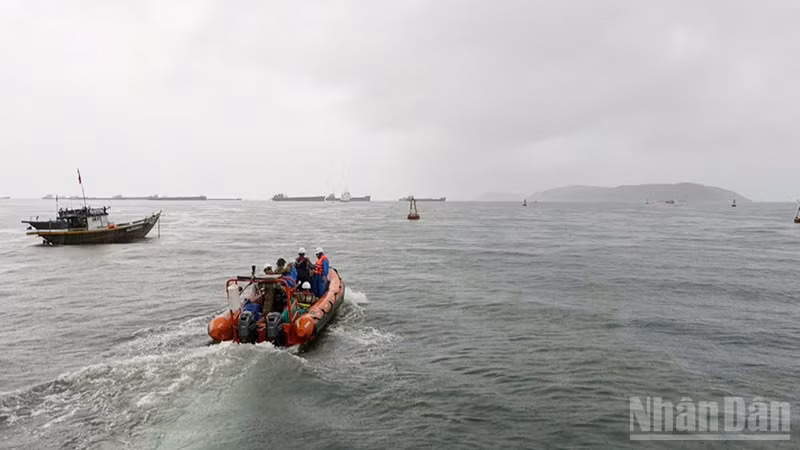 Tàu của Trung tâm Phối hợp tìm kiếm, cứu nạn Hàng hải Khu vực II đã ra đảo Cù Lao Chàm phối hợp với địa phương và các lực lượng đưa người bệnh vào bờ cấp cứu. (Ảnh: TÂN HIỆP)