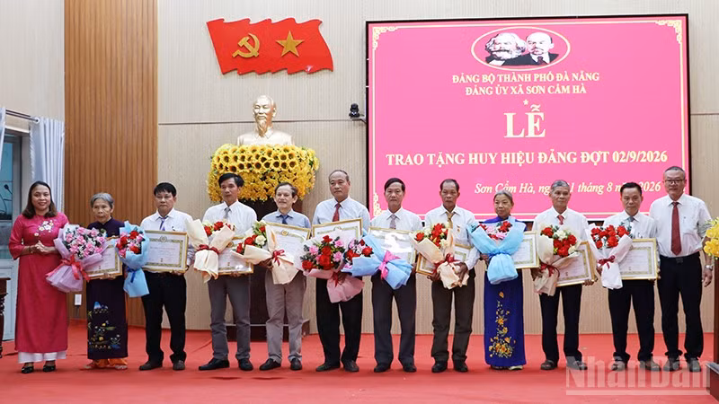 Đảng ủy xã Sơn Cẩm Hà trao tặng Huy hiệu Đảng cho 10 đồng chí từ 35 năm tuổi Đảng trở lên.