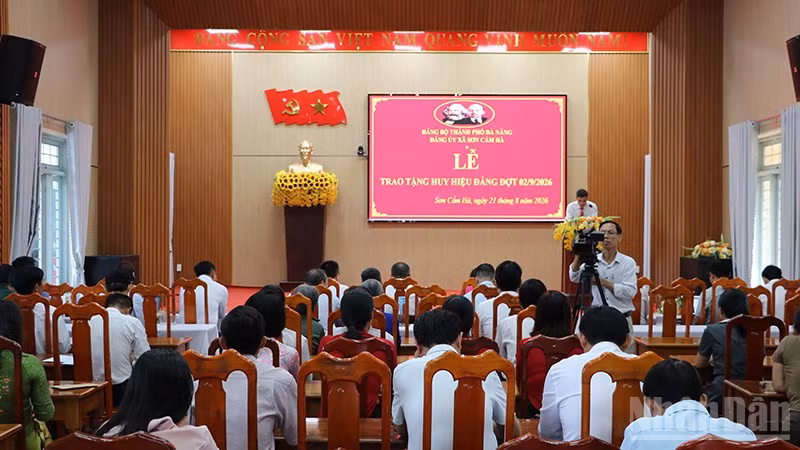 Quang cảnh lễ trao tặng Huy hiệu Đảng.